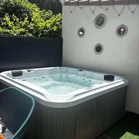 Maison 5 Piscine ,jacuzzi 酒店 3*